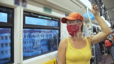 妇女旅行白种人乘坐在地面列车空中列车，戴着防护医疗面罩。 空中列车女游客